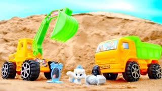 Машинки в песочнице откапывают яйца с сюрпризом — Развивающие игры с песком для малышей